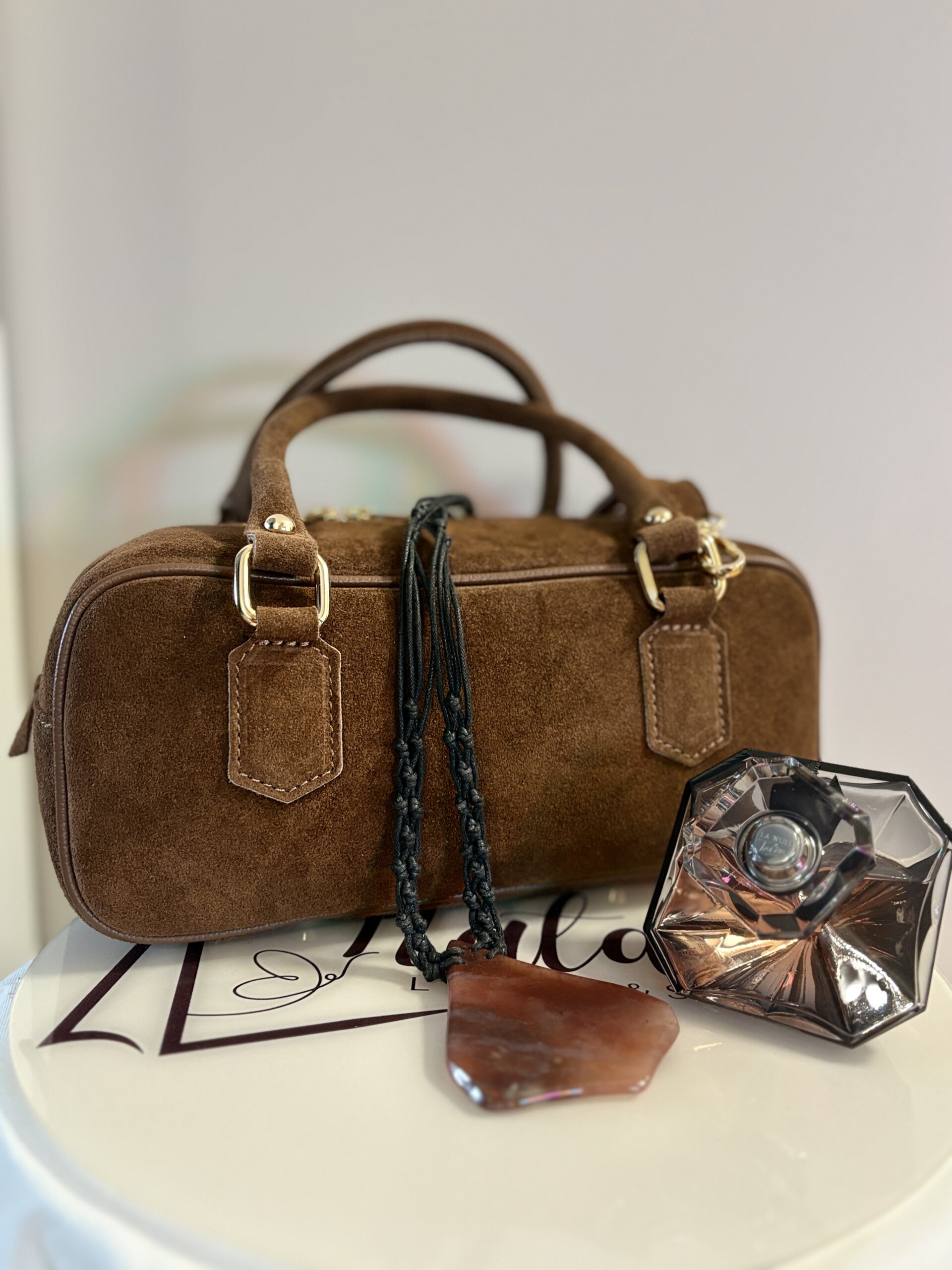 Zamszowa torebka damska typu Boston Bag Amelie - karmelowa 2 Zamszowa torebka damska typu Boston Bag Amelie - karmelowa - obrazek 2