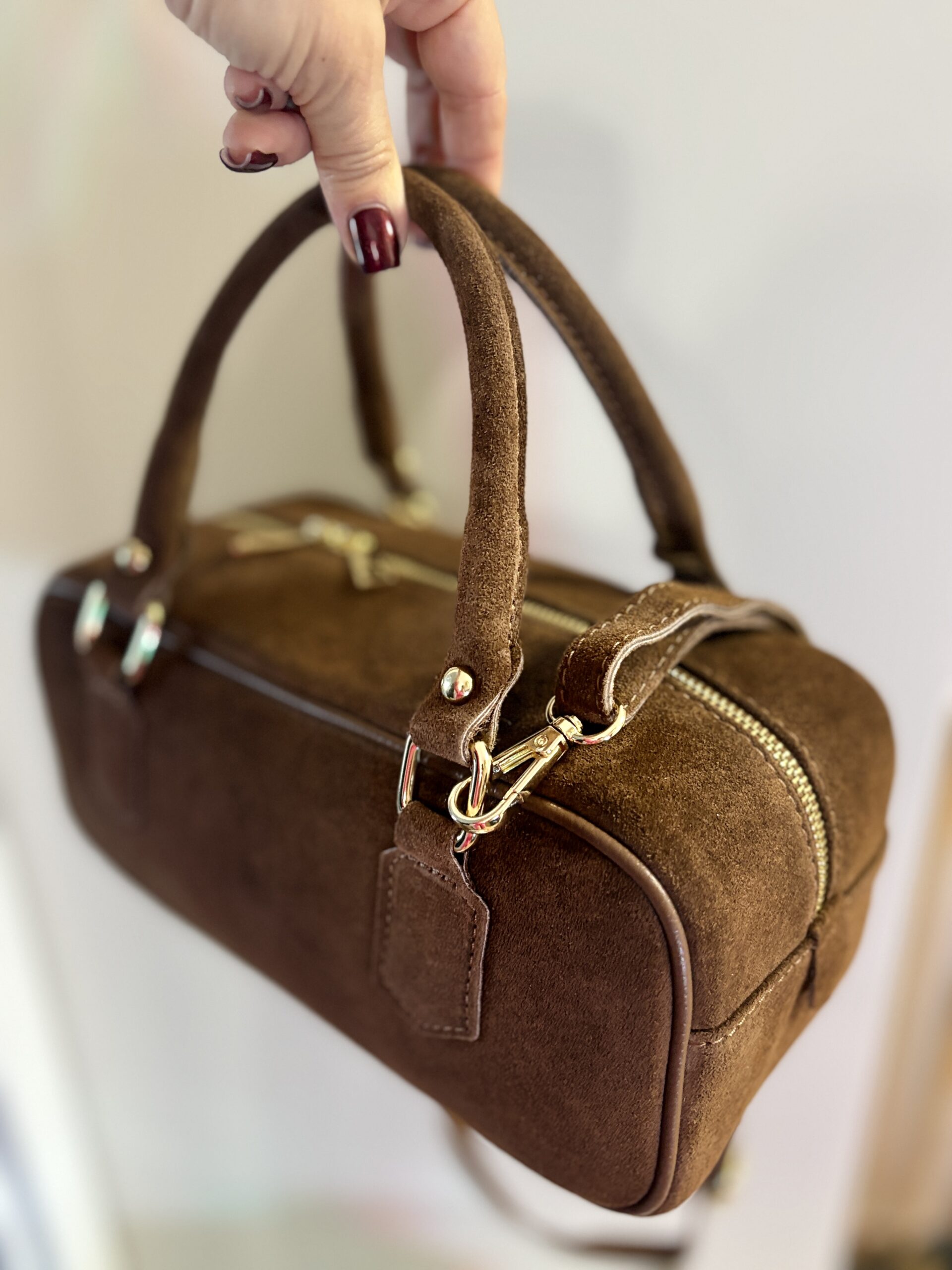 Zamszowa torebka damska typu Boston Bag Amelie - karmelowa 3 Zamszowa torebka damska typu Boston Bag Amelie - karmelowa - obrazek 3