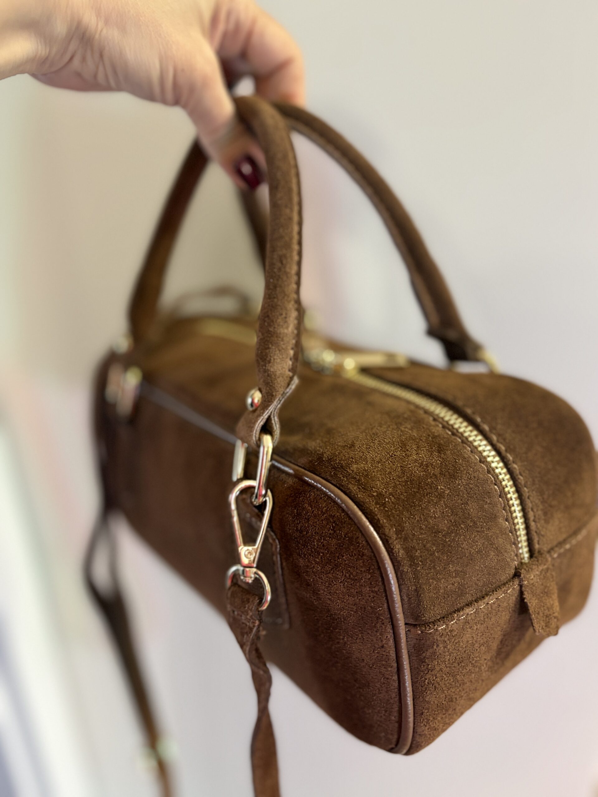 Zamszowa torebka damska typu Boston Bag Amelie - karmelowa 1 Zamszowa torebka damska typu Boston Bag Amelie - karmelowa