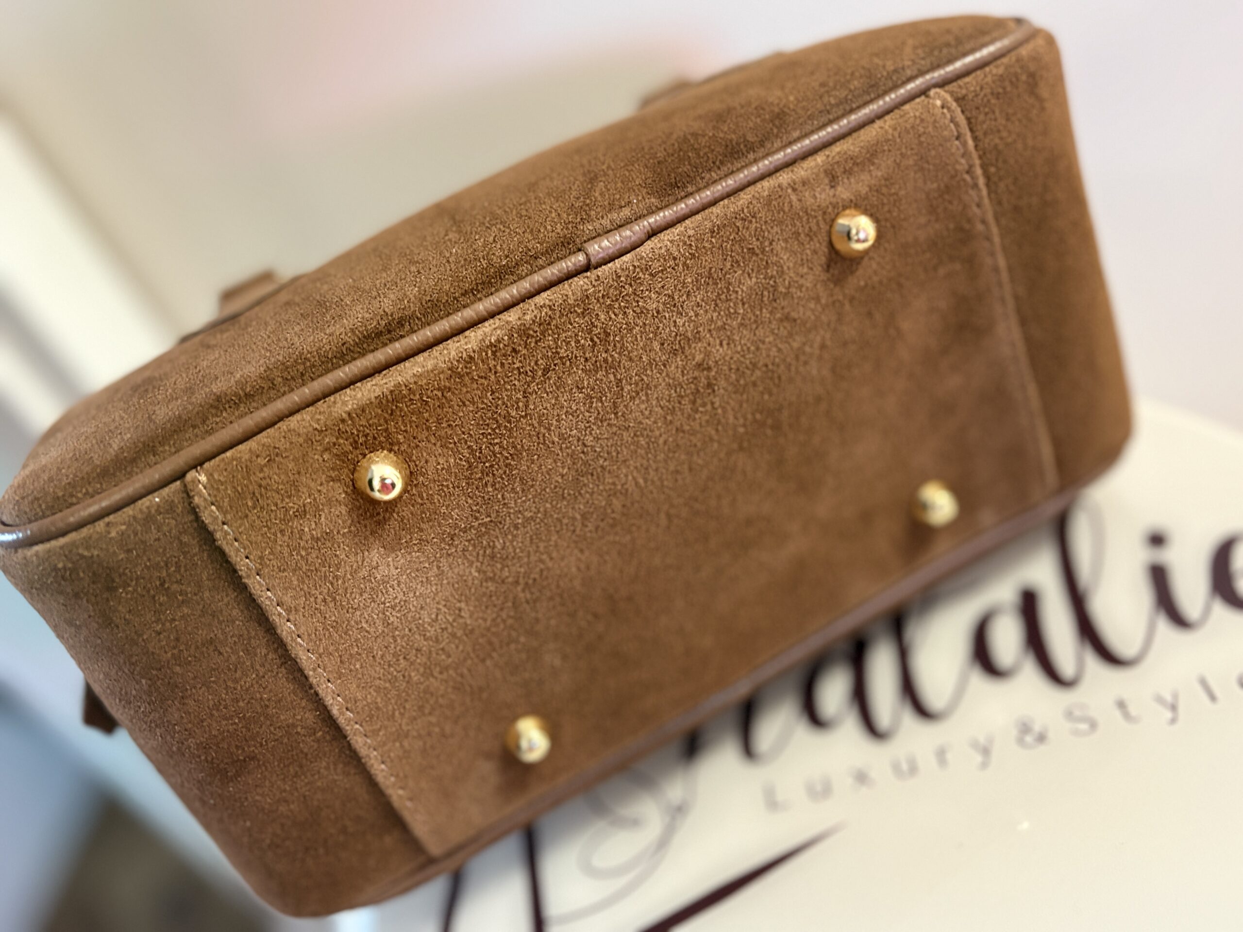 Zamszowa torebka damska typu Boston Bag Amelie - karmelowa 5 Zamszowa torebka damska typu Boston Bag Amelie - karmelowa - obrazek 5