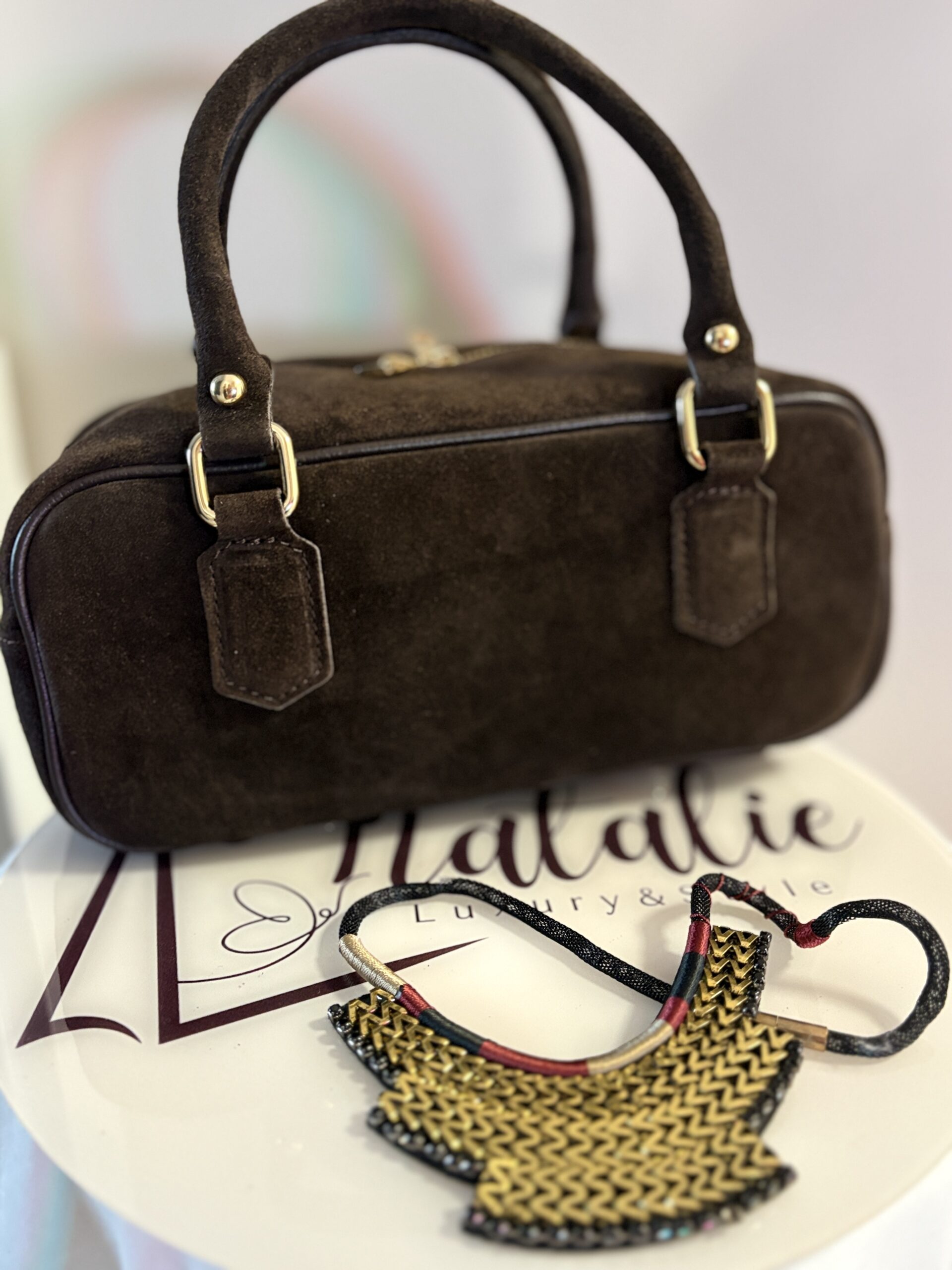 Zamszowa torebka damska typu Boston Bag Amelie - brązowa 2 Zamszowa torebka damska typu Boston Bag Amelie - brązowa - obrazek 2
