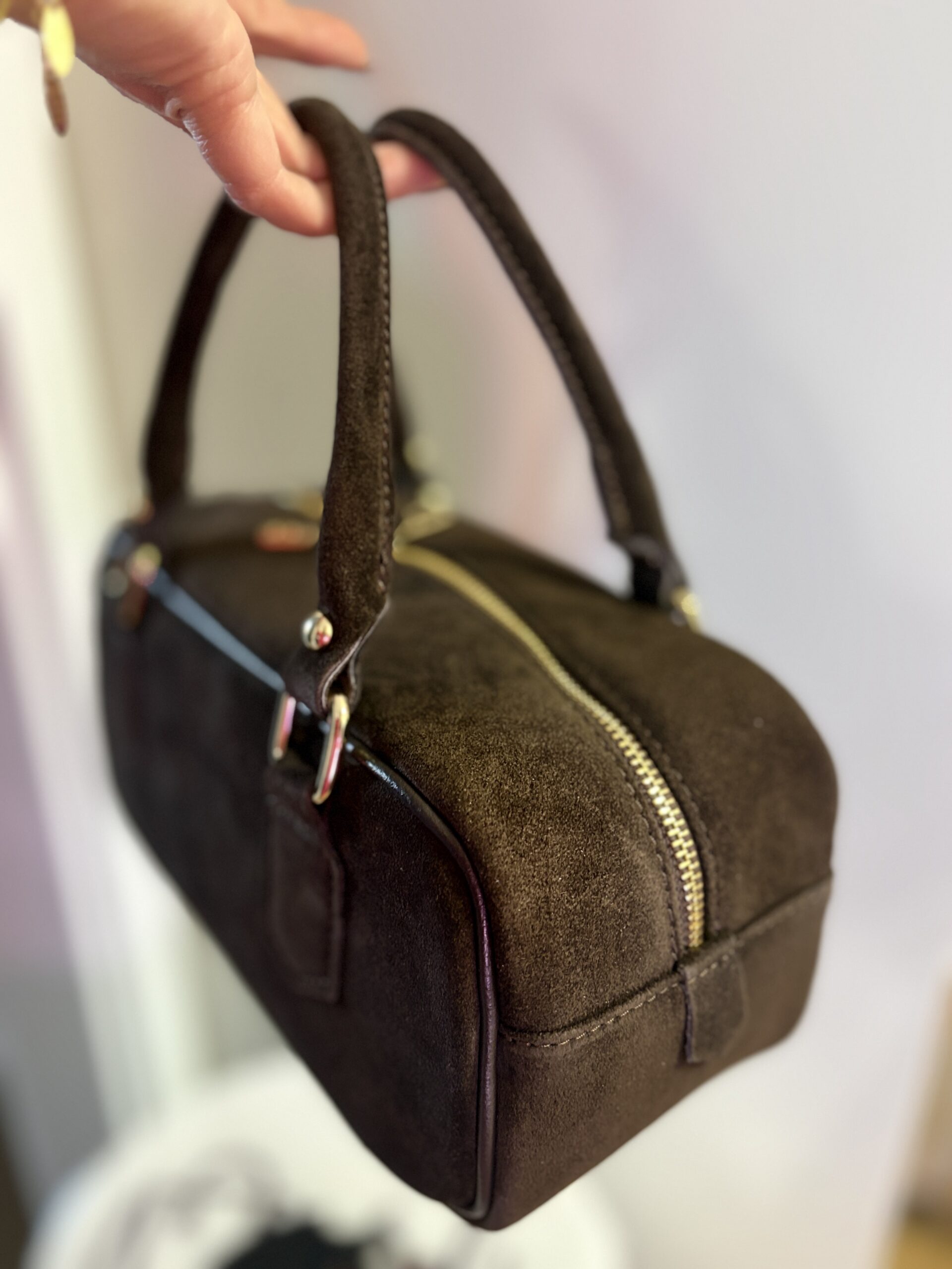 Zamszowa torebka damska typu Boston Bag Amelie - brązowa 3 Zamszowa torebka damska typu Boston Bag Amelie - brązowa - obrazek 3