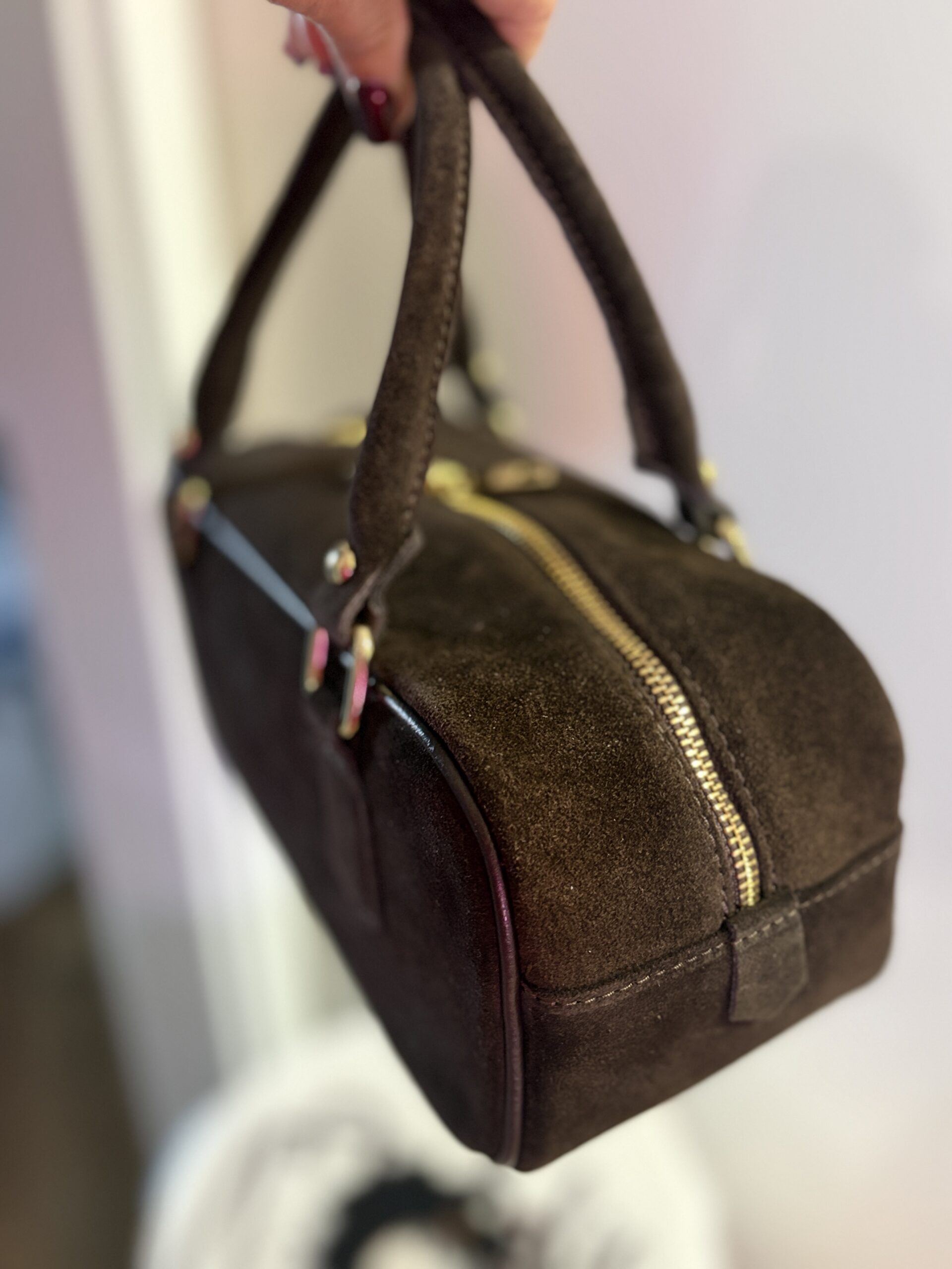 Zamszowa torebka damska typu Boston Bag Amelie - brązowa 1 Zamszowa torebka damska typu Boston Bag Amelie - brązowa