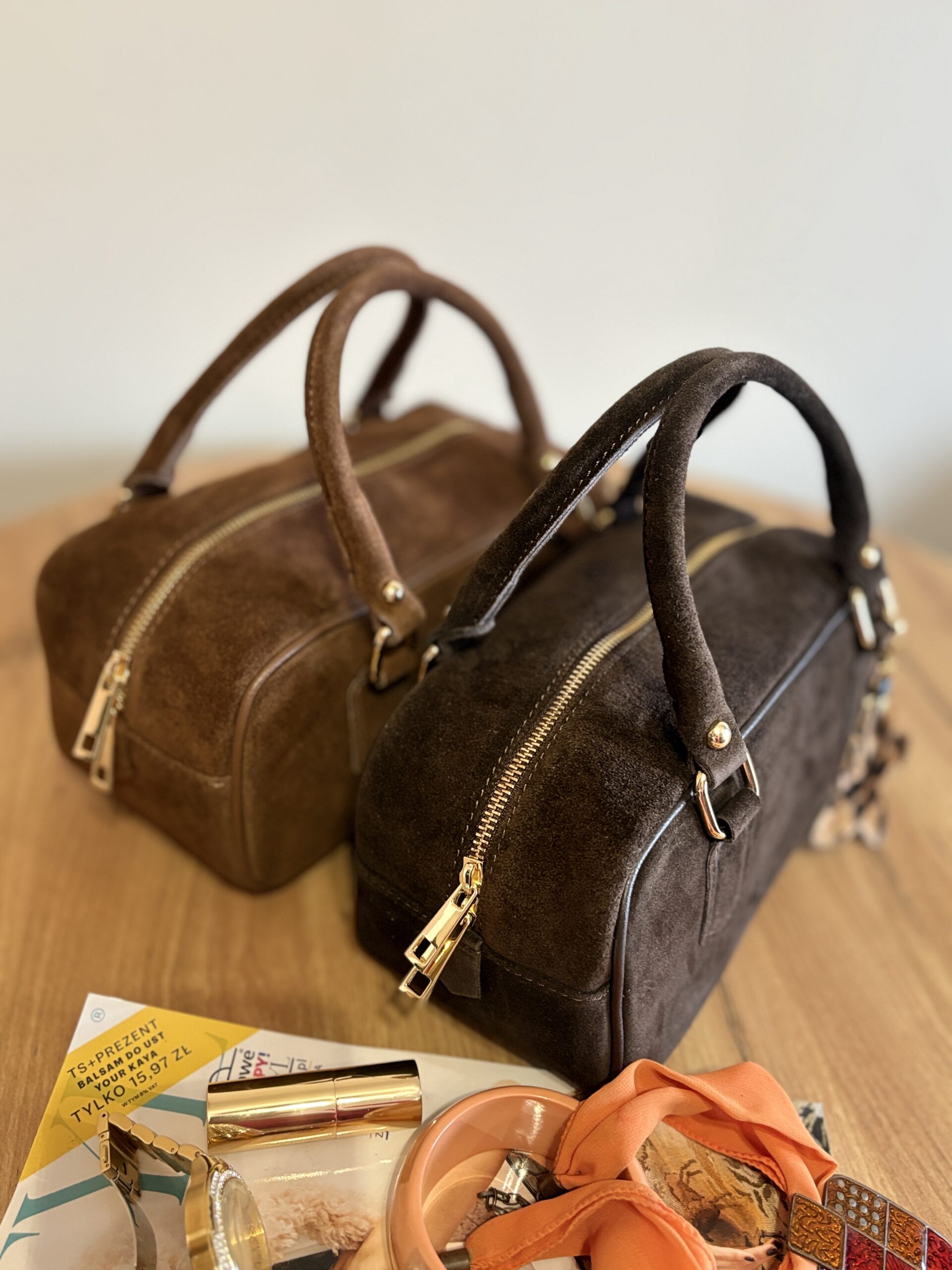 Zamszowa torebka damska typu Boston Bag Amelie - brązowa 5 Zamszowa torebka damska typu Boston Bag Amelie - brązowa - obrazek 5