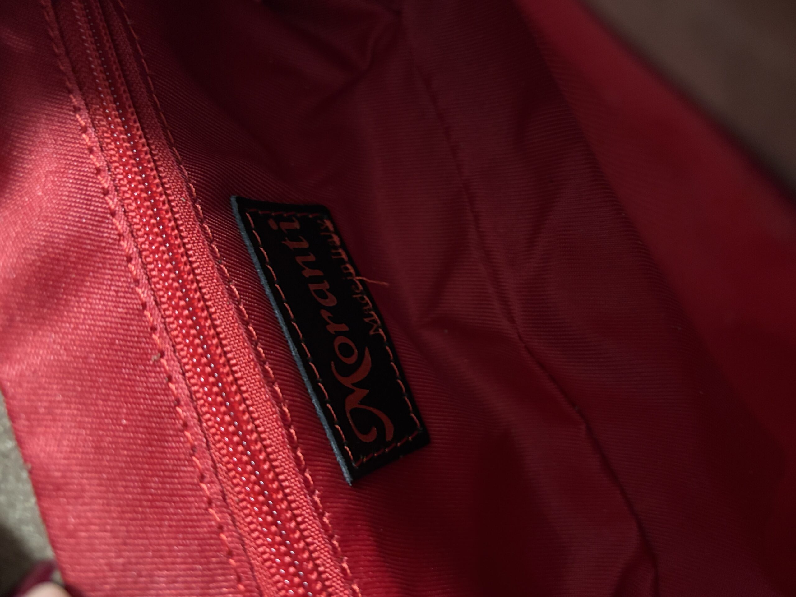Torebka skórzana crossbody z czerwonym wnętrzem Bella - beżowa 6 Torebka skórzana crossbody z czerwonym wnętrzem Bella - beżowa - obrazek 6