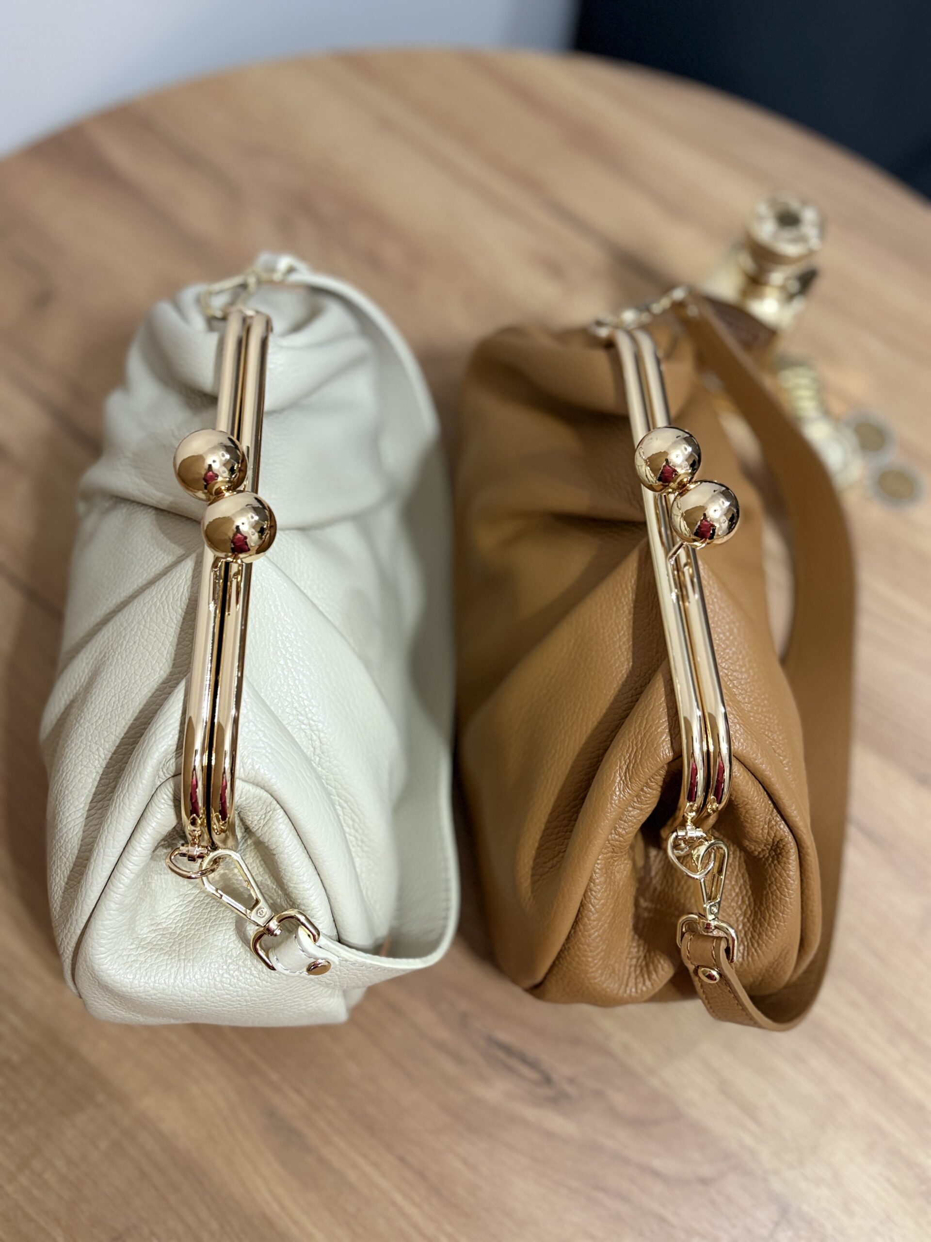 Skórzana torebka damska kiss lock w stylu retro Collete - karmelowa 7 Skórzana torebka damska kiss lock w stylu retro Collete - karmelowa - obrazek 7