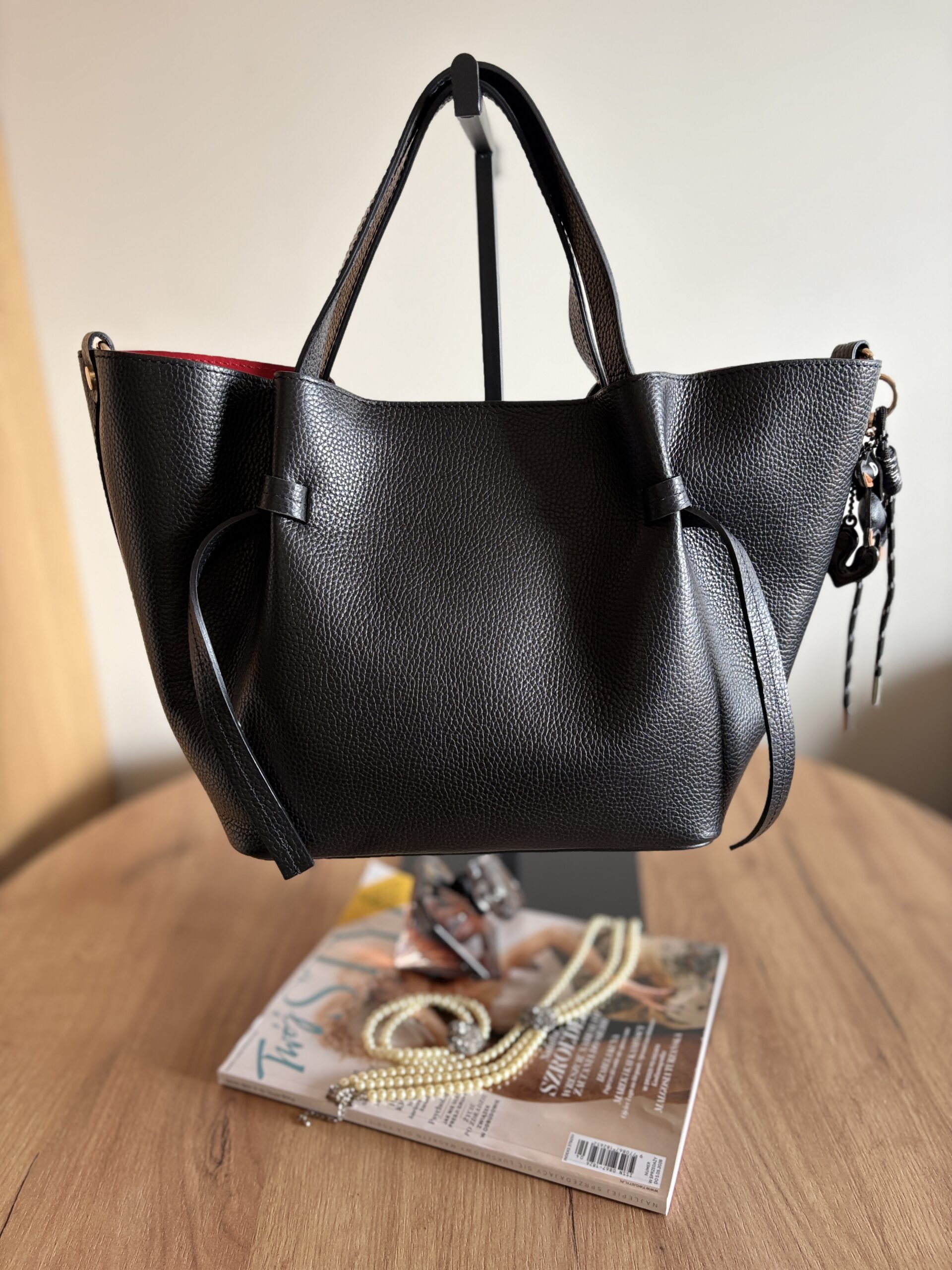 Damska skórzana torebka typu city bag Camille - czarna 1 Damska skórzana torebka typu city bag Camille - czarna