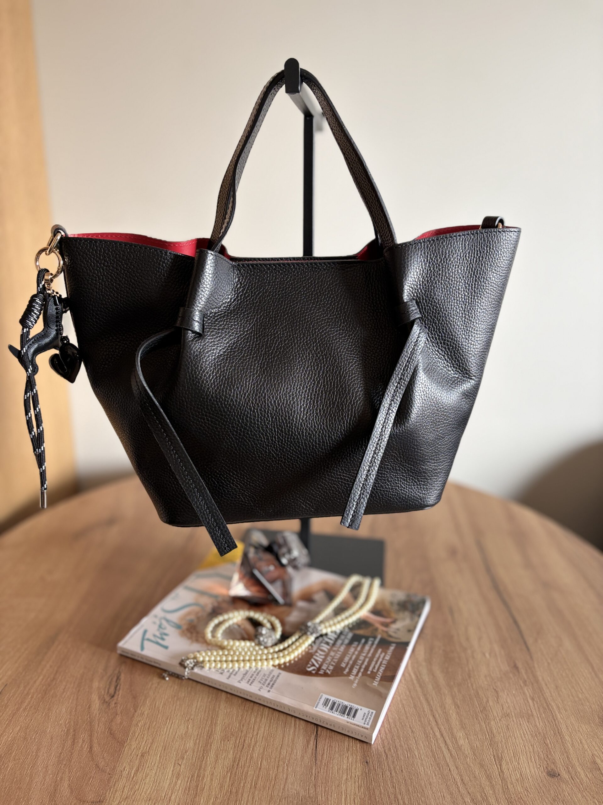 Damska skórzana torebka typu city bag Camille - czarna 2 Damska skórzana torebka typu city bag Camille - czarna - obrazek 2