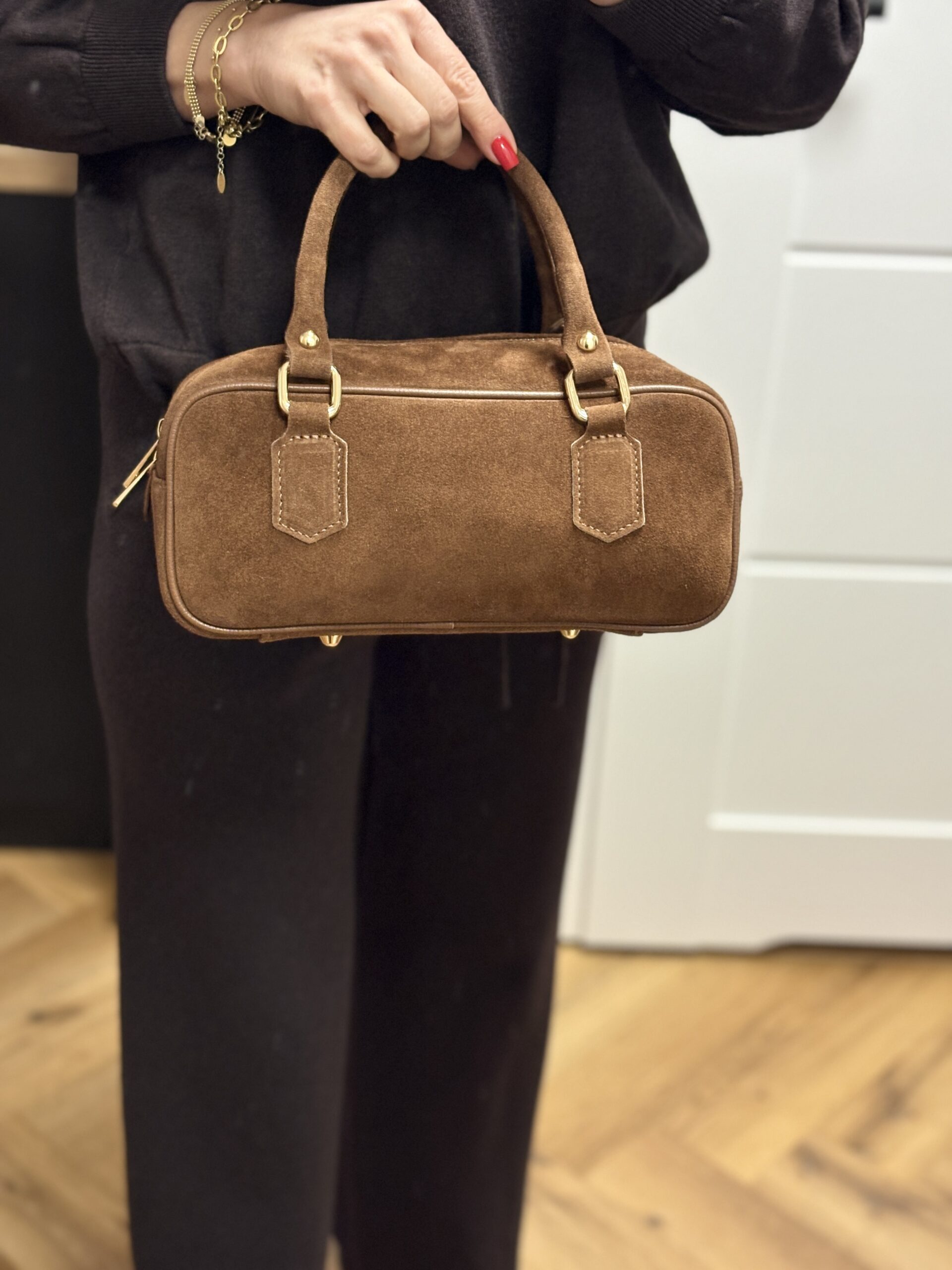 Zamszowa torebka damska typu Boston Bag Amelie - brązowa 8 Zamszowa torebka damska typu Boston Bag Amelie - brązowa - obrazek 8