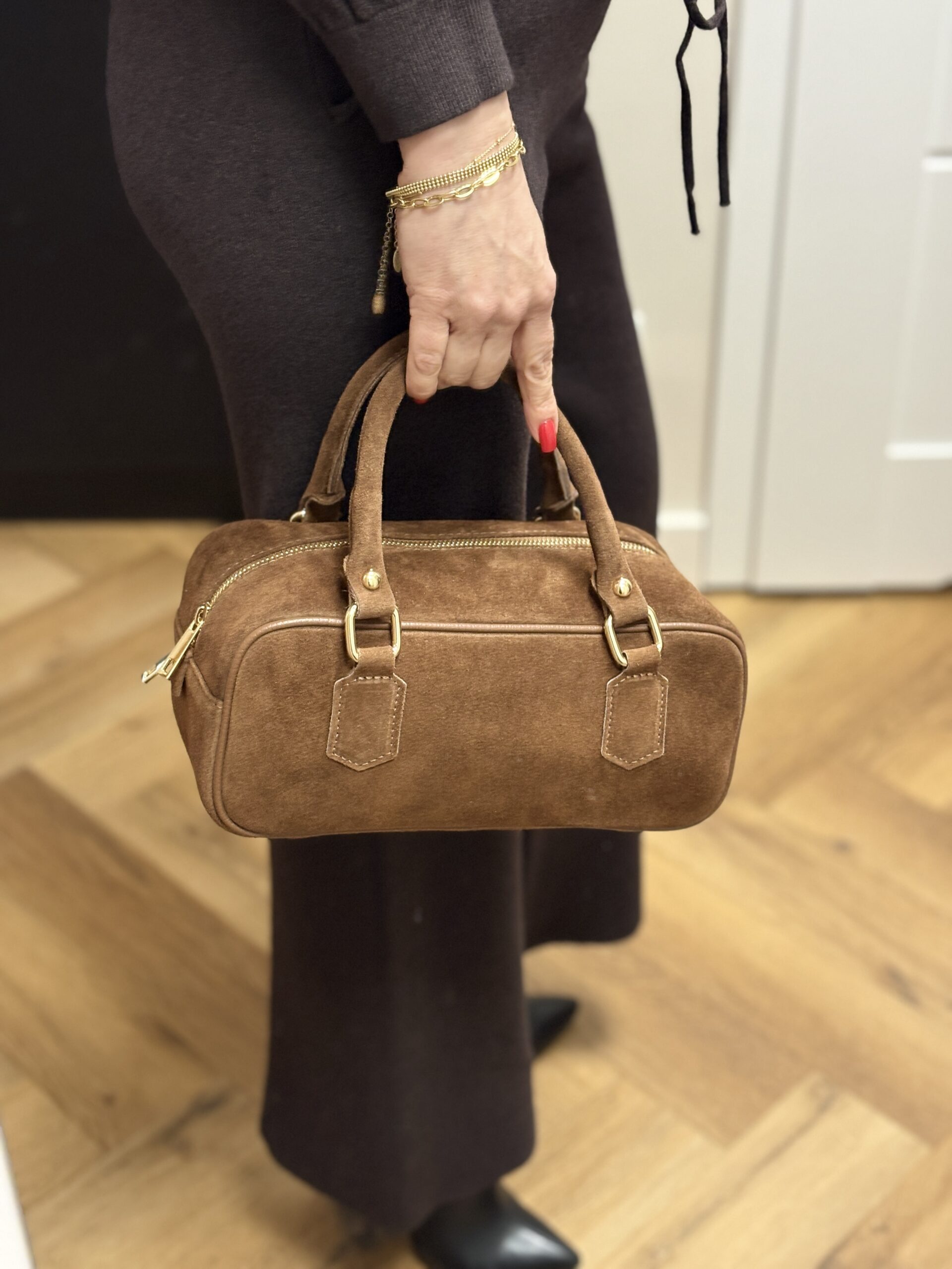 Zamszowa torebka damska typu Boston Bag Amelie - brązowa 7 Zamszowa torebka damska typu Boston Bag Amelie - brązowa - obrazek 7