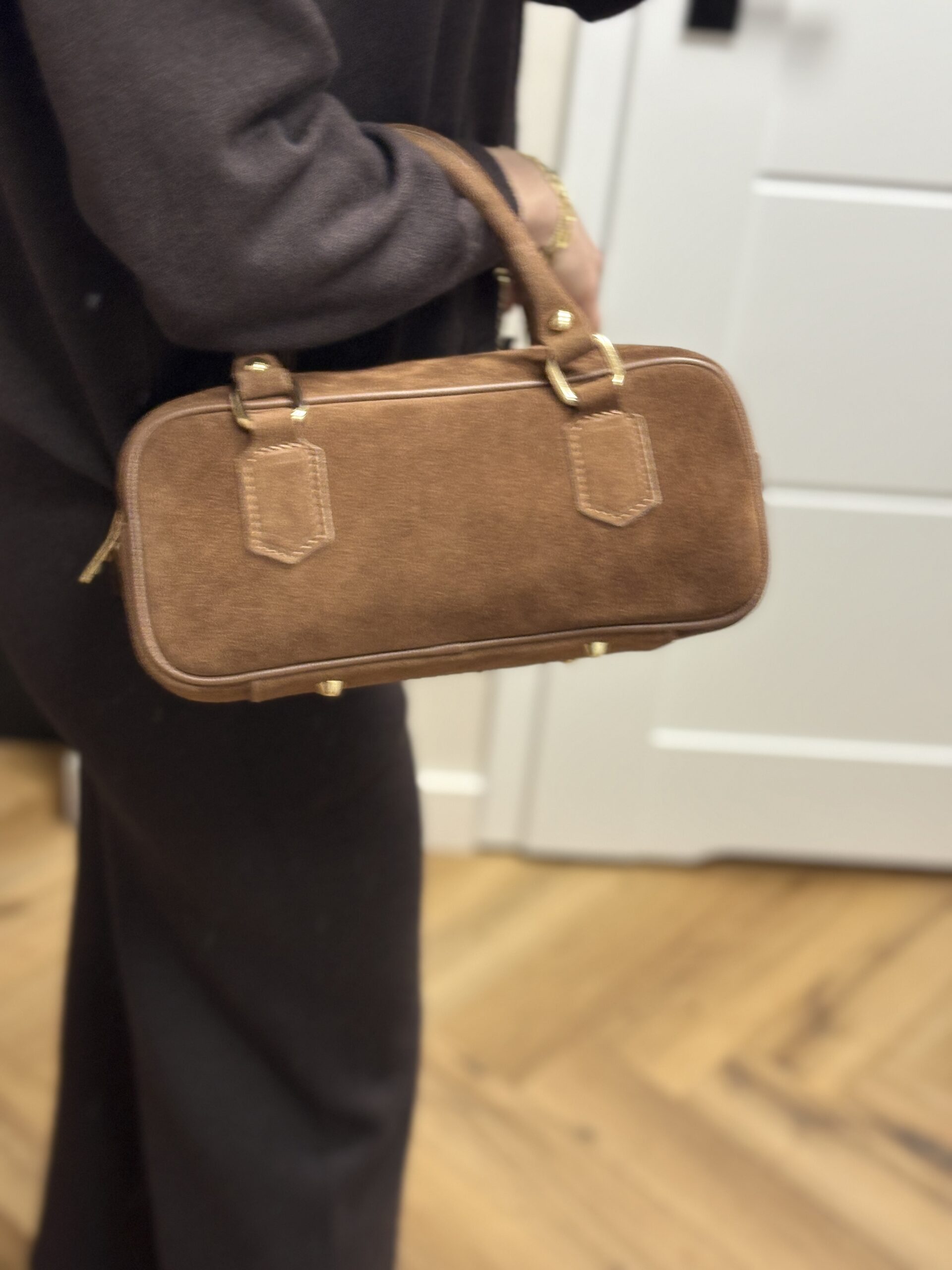 Zamszowa torebka damska typu Boston Bag Amelie - brązowa 9 Zamszowa torebka damska typu Boston Bag Amelie - brązowa - obrazek 9