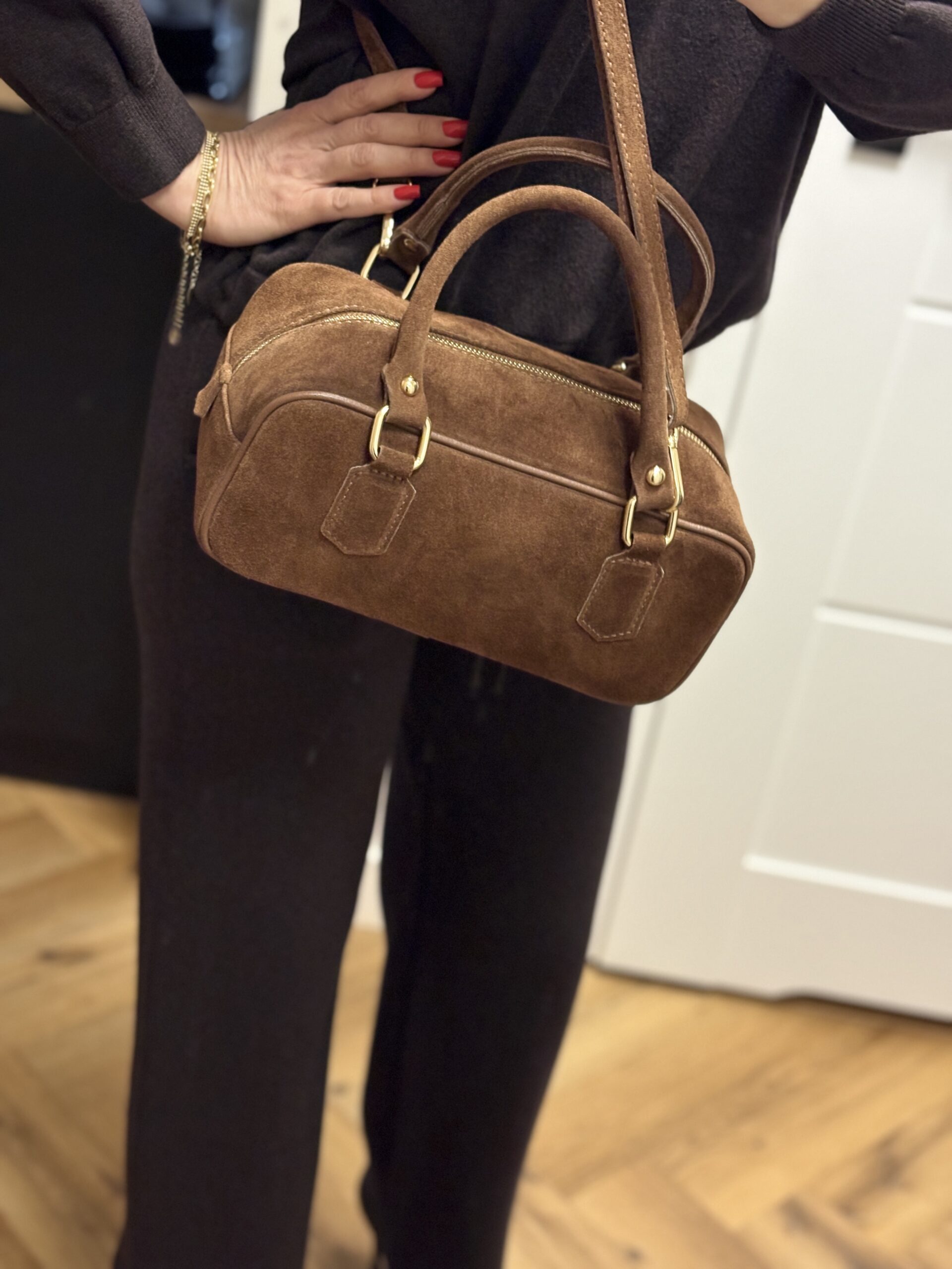 Zamszowa torebka damska typu Boston Bag Amelie - brązowa 11 Zamszowa torebka damska typu Boston Bag Amelie - brązowa - obrazek 11