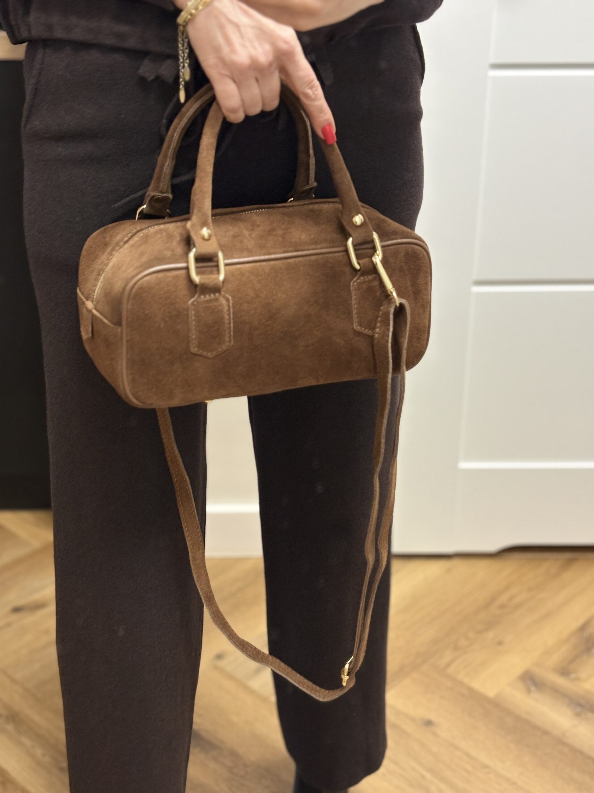 Zamszowa torebka damska typu Boston Bag Amelie - brązowa 10 Zamszowa torebka damska typu Boston Bag Amelie - brązowa - obrazek 10