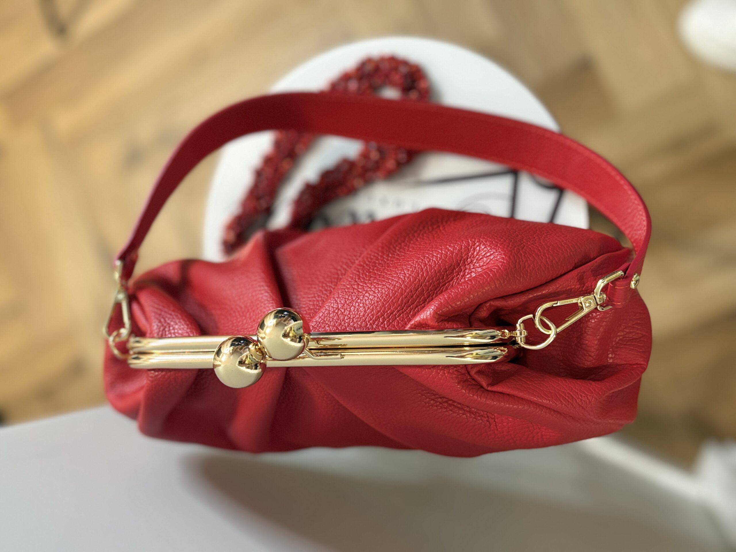 Skórzana torebka damska kiss lock w stylu retro Collete - czerwona 4 Skórzana torebka damska kiss lock w stylu retro Collete - czerwona - obrazek 4
