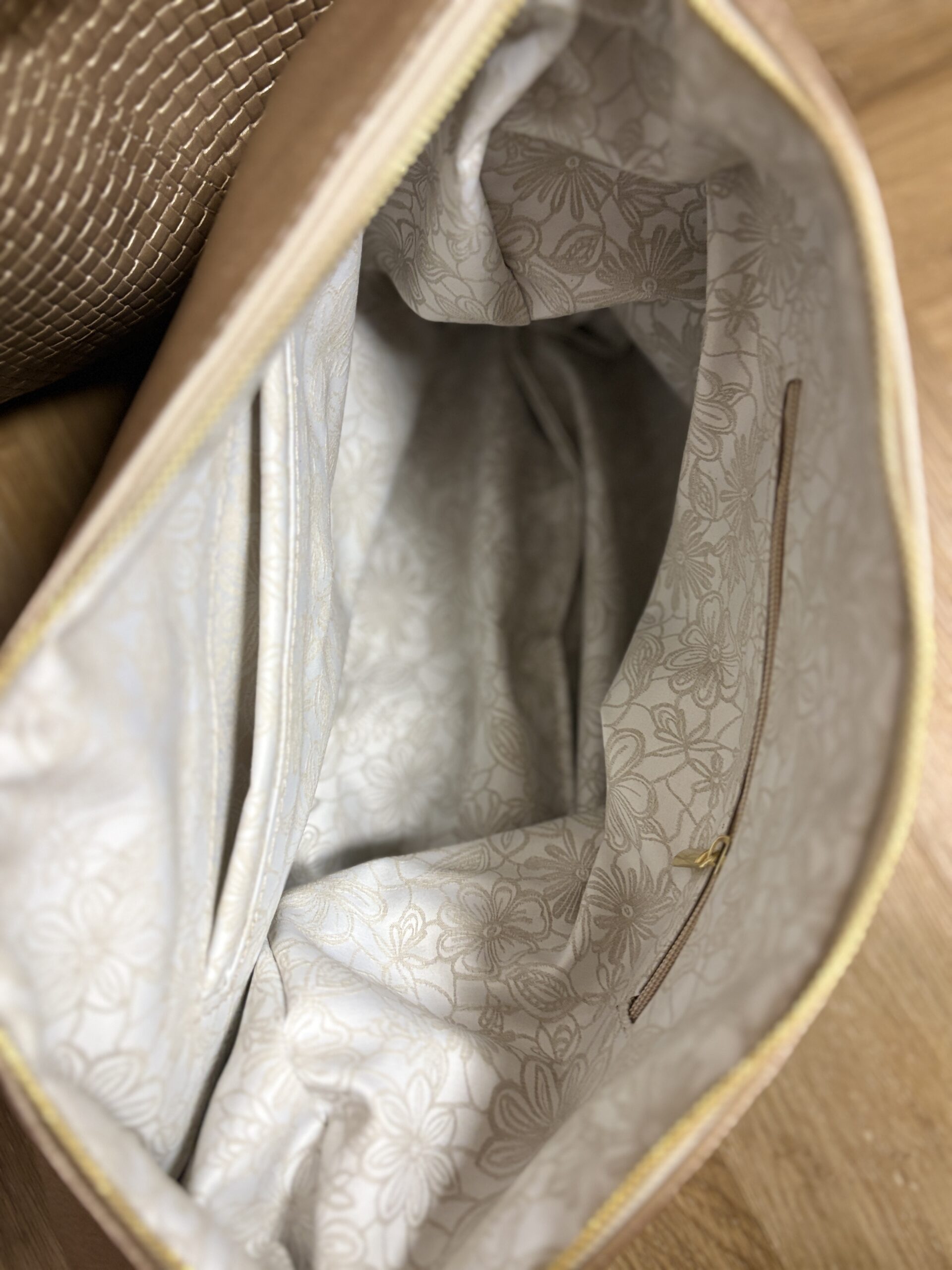 Efektowna, duża shopperka ze skóry naturalnej Lucca Gold- złota 6 Efektowna, duża shopperka ze skóry naturalnej Lucca Gold- złota - obrazek 6