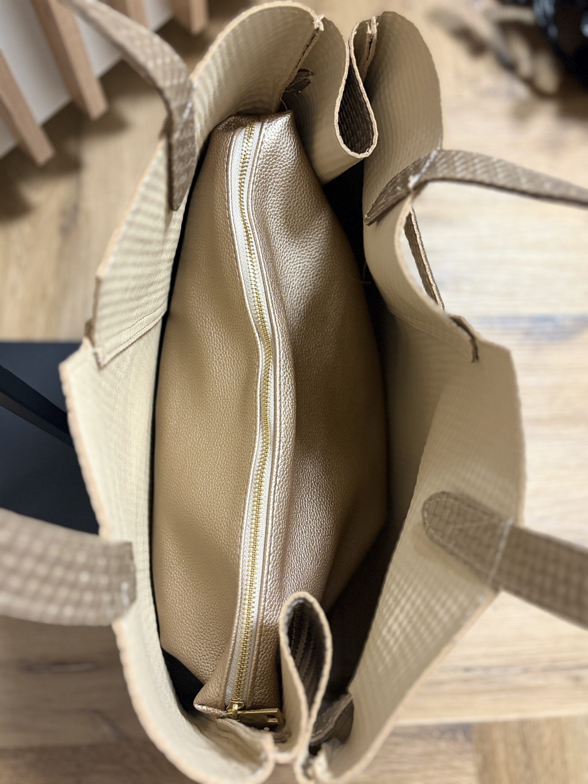 Efektowna, duża shopperka ze skóry naturalnej Lucca Gold- złota 5 Efektowna, duża shopperka ze skóry naturalnej Lucca Gold- złota - obrazek 5