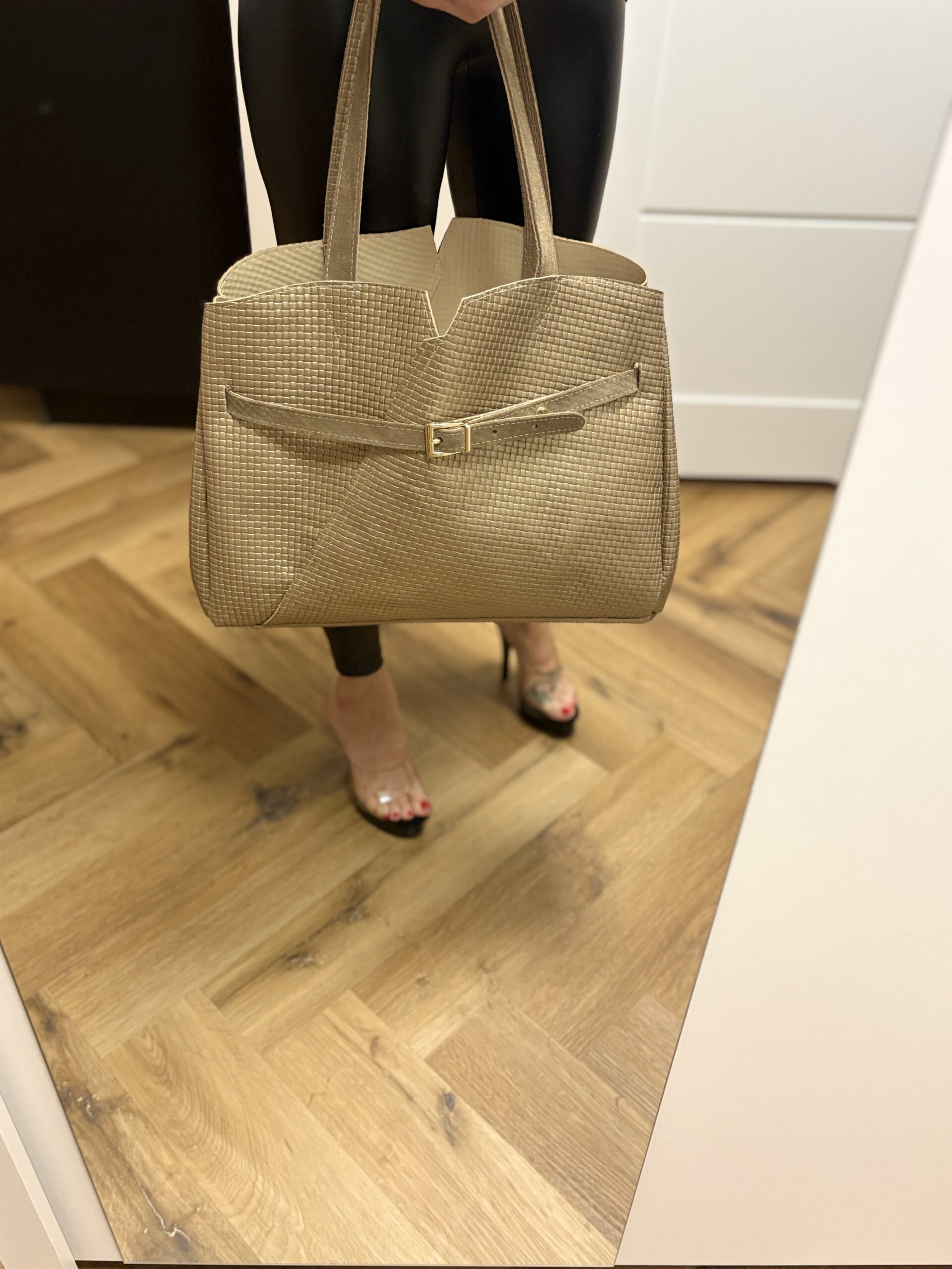 Efektowna, duża shopperka ze skóry naturalnej Lucca Gold- złota 9 Efektowna, duża shopperka ze skóry naturalnej Lucca Gold- złota - obrazek 9
