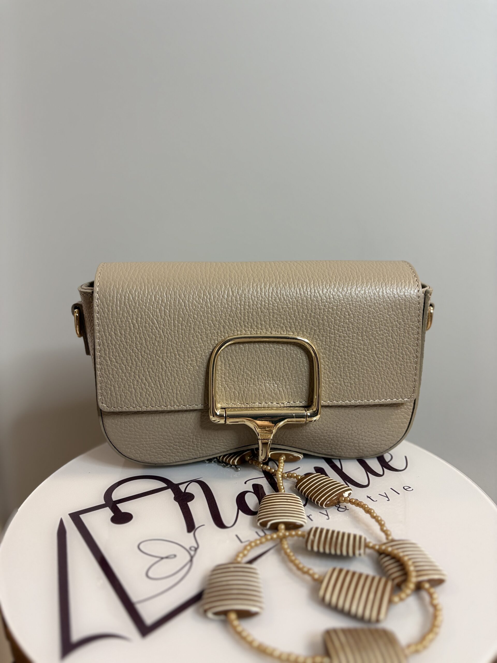 Torebka skórzana crossbody z czerwonym wnętrzem Bella - beżowa 1 Torebka skórzana crossbody z czerwonym wnętrzem Bella - beżowa