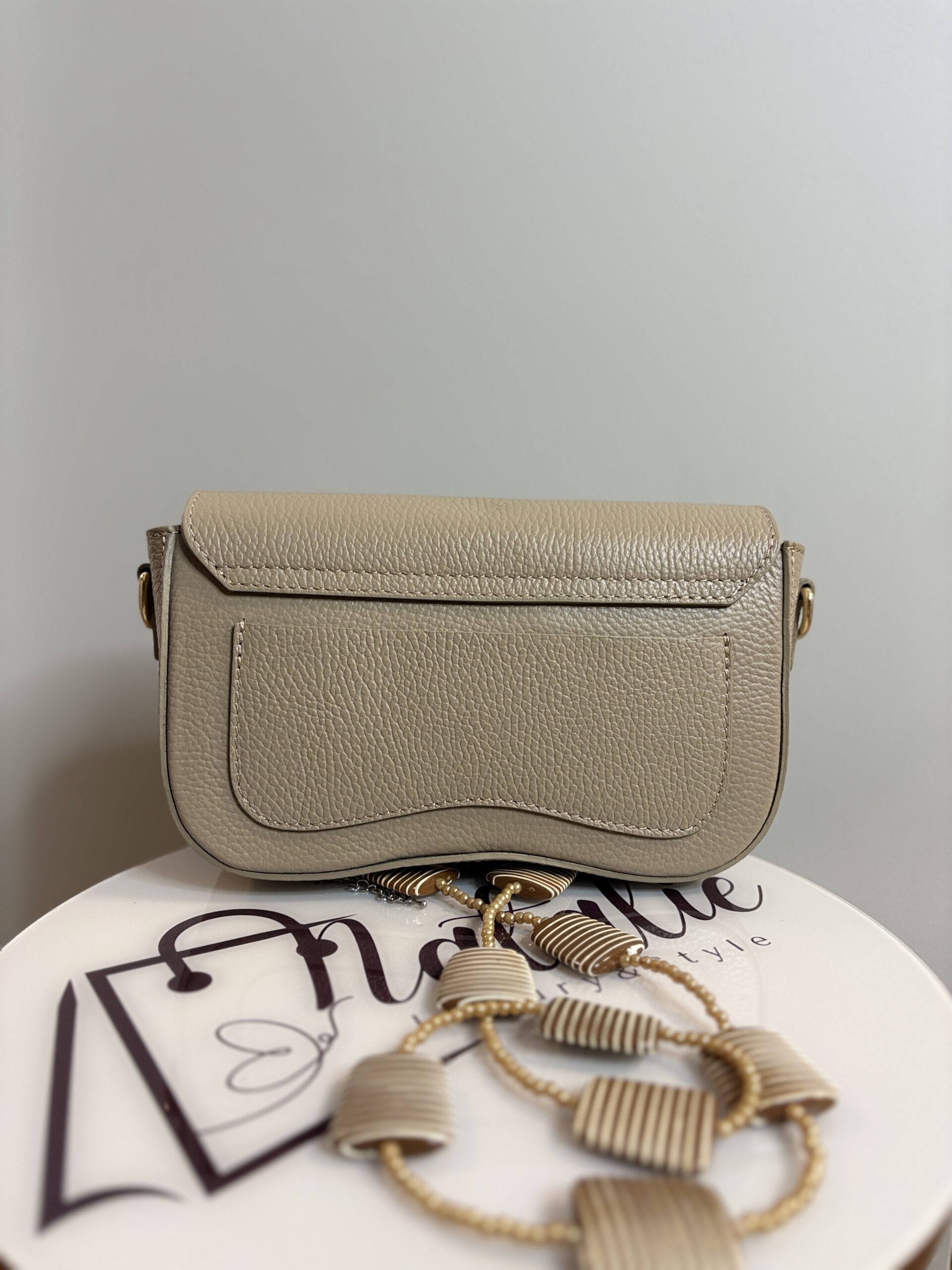 Torebka skórzana crossbody z czerwonym wnętrzem Bella - beżowa 2 Torebka skórzana crossbody z czerwonym wnętrzem Bella - beżowa - obrazek 2