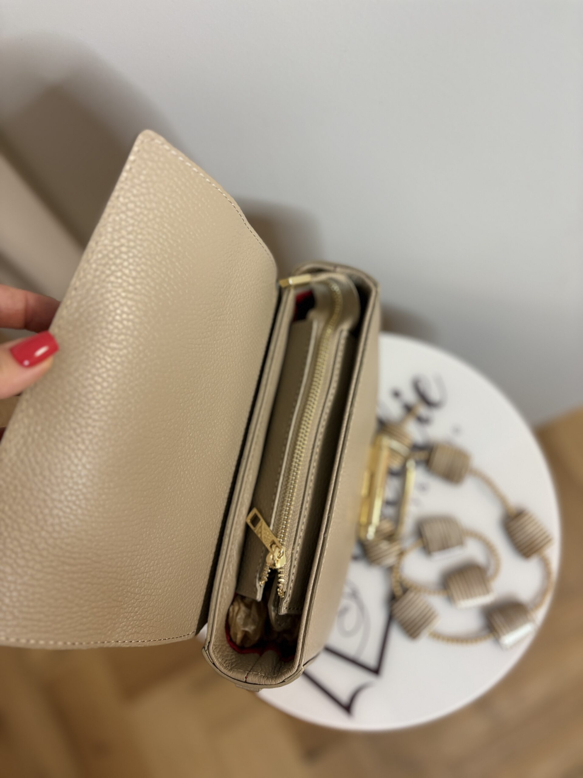 Torebka skórzana crossbody z czerwonym wnętrzem Bella - beżowa 3 Torebka skórzana crossbody z czerwonym wnętrzem Bella - beżowa - obrazek 3