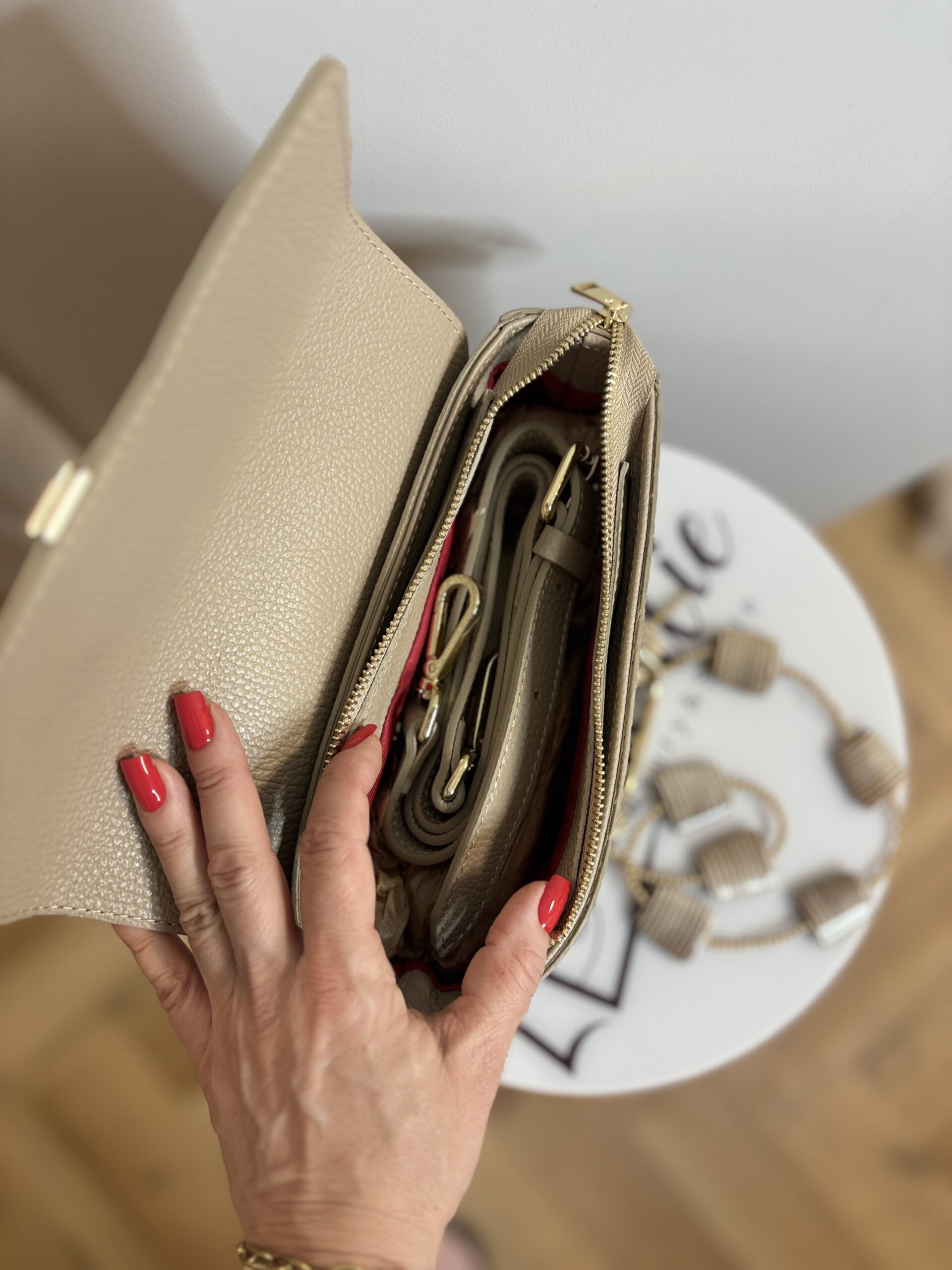 Torebka skórzana crossbody z czerwonym wnętrzem Bella - beżowa 4 Torebka skórzana crossbody z czerwonym wnętrzem Bella - beżowa - obrazek 4