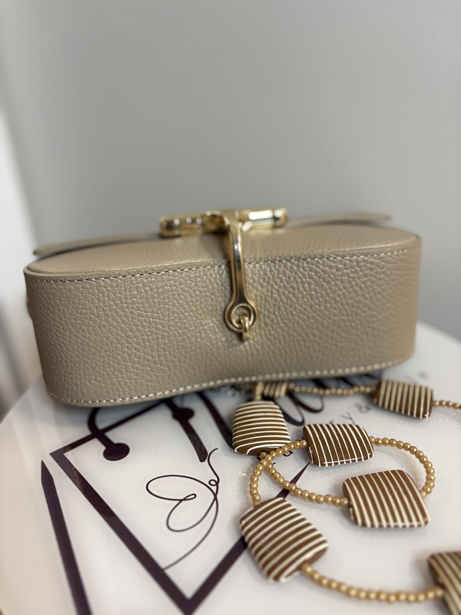 Torebka skórzana crossbody z czerwonym wnętrzem Bella - beżowa 5 Torebka skórzana crossbody z czerwonym wnętrzem Bella - beżowa - obrazek 5