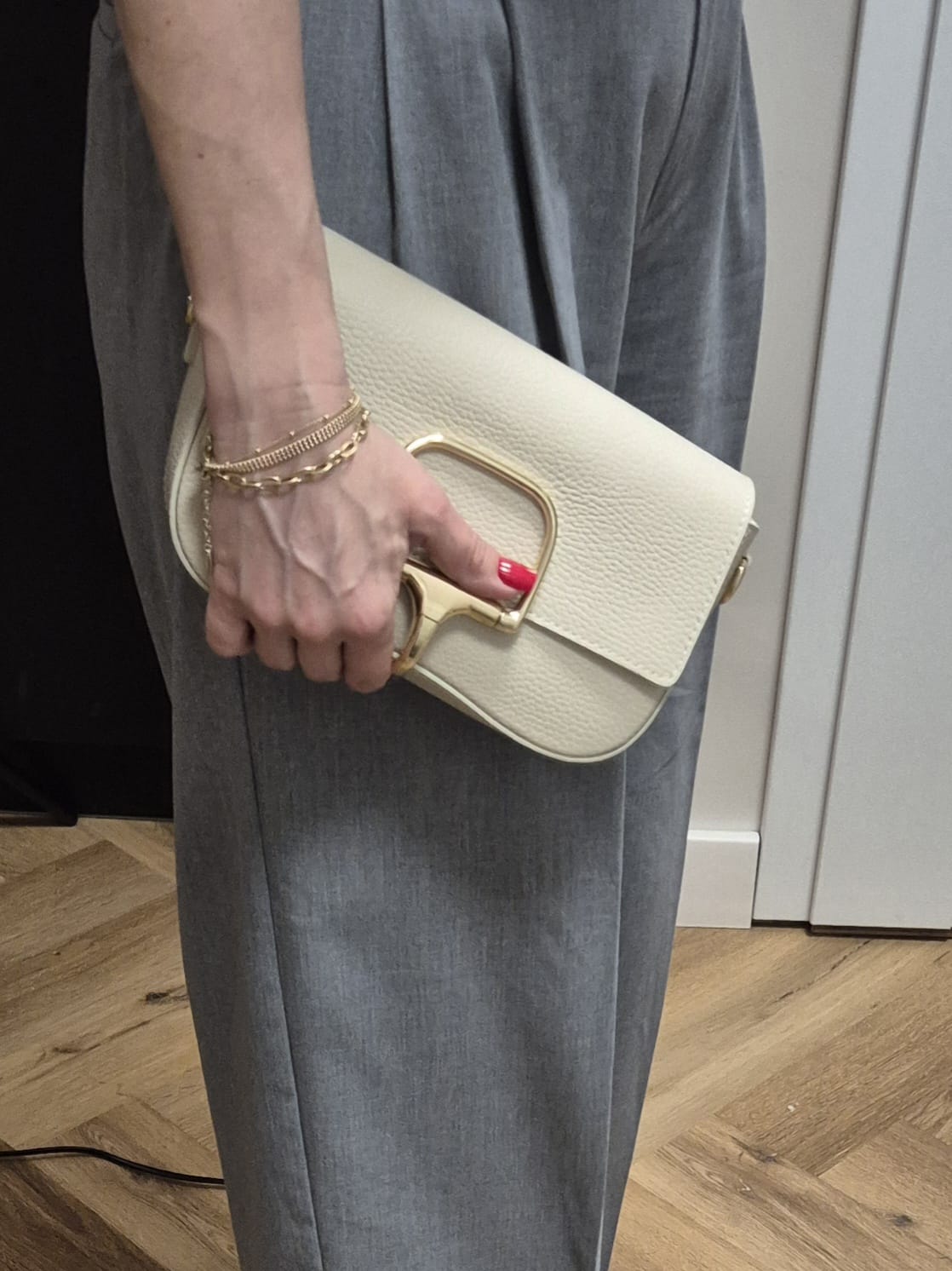 Torebka skórzana crossbody z czerwonym wnętrzem Bella - beżowa 7 Torebka skórzana crossbody z czerwonym wnętrzem Bella - beżowa - obrazek 7