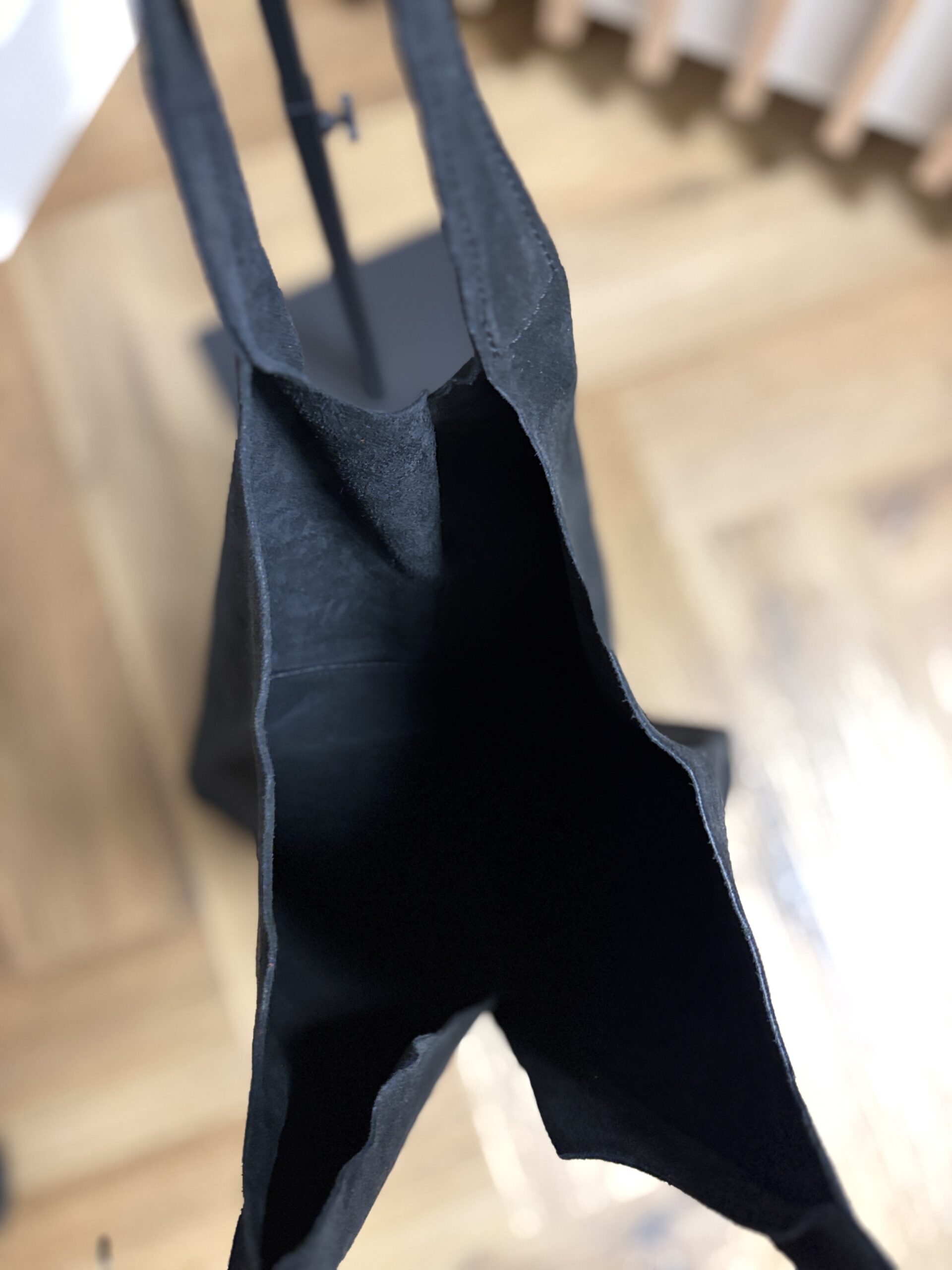 Torba-worek z zamszu naturalnego Lunéa Suede - czarna 4 Torba-worek z zamszu naturalnego Lunéa Suede - czarna - obrazek 4