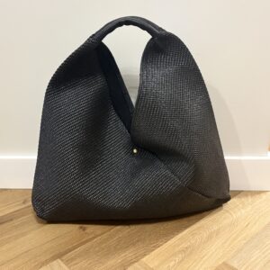 Miękka torba typu hobo z rafii naturalnej Capri - czarna